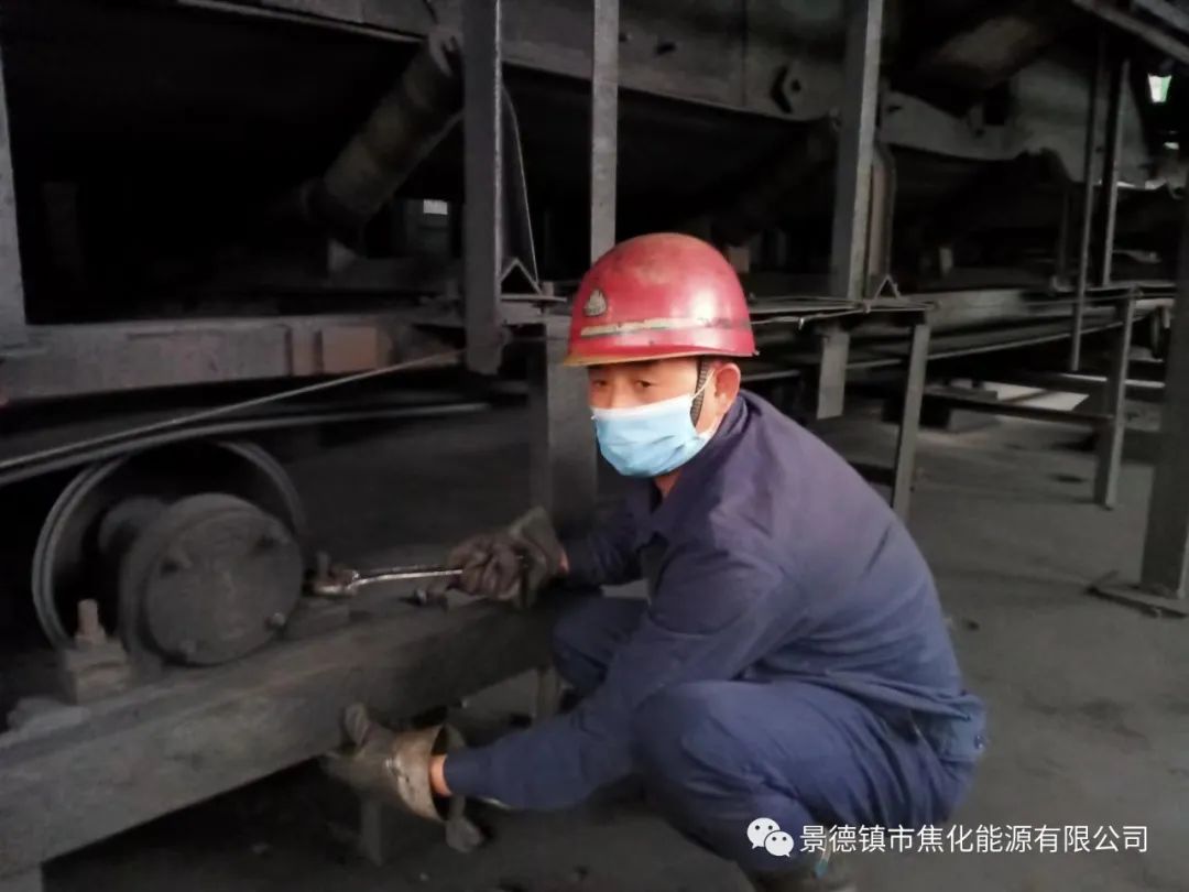 “老線這邊人手不夠，你們那邊有誰可以過來支援？”“好的，我馬上來?！甭牭竭@個消息時，羅國安剛剛結(jié)束新線的維修工作，但他二話不說，立即拿起維修包，投入到老線的維修工作當中。每天工作10小時以上已經(jīng)成為抗疫期間的常態(tài)，雖然身體很疲憊，但是他沒有任何怨言，“確實很辛苦、很累，但現(xiàn)在正是特殊時期，只有保障公司生產(chǎn)經(jīng)營“不斷檔”，我們生活才能“不斷線”，恰恰我所在的運輸廠就是承擔著焦炭煤炭運輸?shù)闹匾氊?，所以我更?yīng)該恪盡職守，保障好這些設(shè)備的穩(wěn)定運行?！?jpg